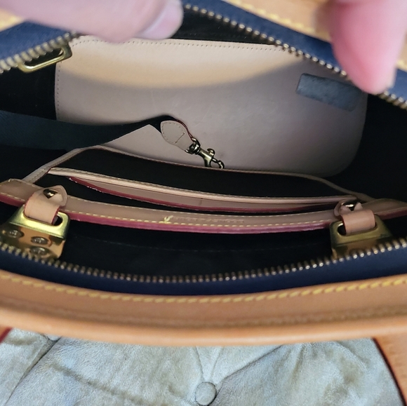 Authentic Dooney and Bourke  Top zip Shopping tote - Picture 11 of 13